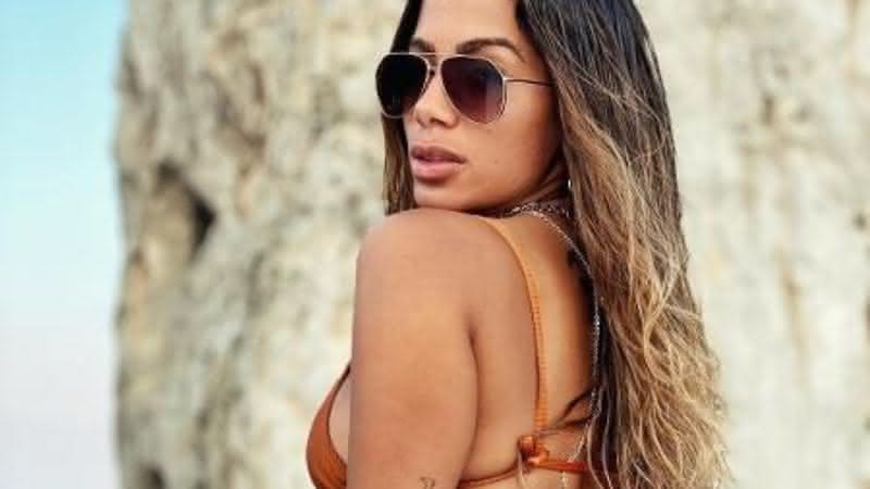 Anitta escolheu acessório de luxo para andar de barco com os amigos - Instagram