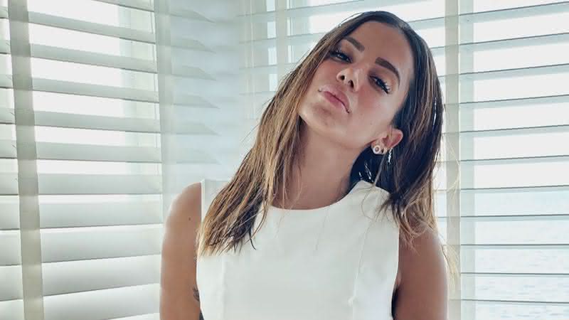 Anitta surge usando biquíni diferentão durante passeio de barco e modelito encanta seguidores - Instagram