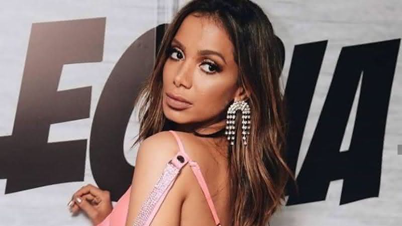 Anitta aparece em praia com boné temático e fãs não poupam comentários - Instagram