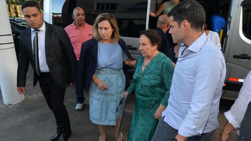 Maria do Céu surge de muleta em missa de sétimo dia de Gugu Liberat0 - Francisco Cepeda/AgNews