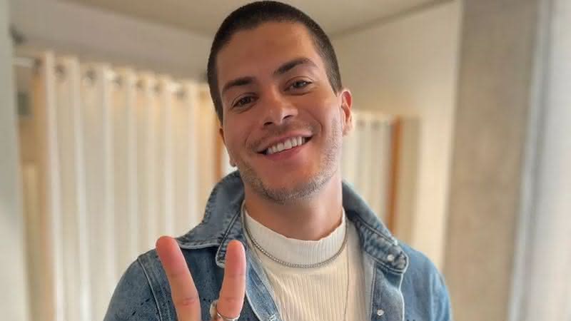 Arthur Aguiar vira piada na web após anunciar sorteio - Instagram