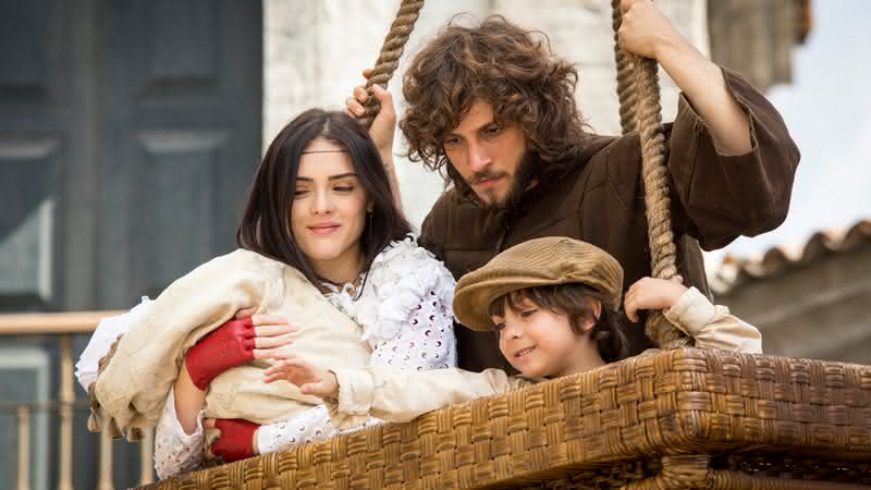 Anna (Isabelle Drummond), Joaquim (Chay Suede) e as crianças chegam no terreno onde está o balão, cercado por muros altos - Globo/Marília Cabral