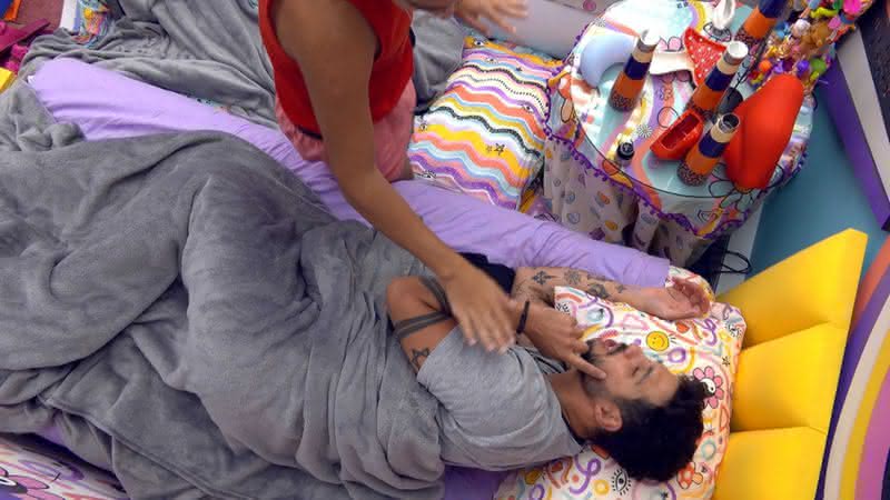 BBB22: Deitado na cama, Rodrigo pede beijo para Vinícius - Gshow