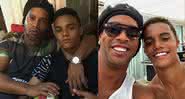 Nos Stories do Instagram, o filho de Ronaldinho Gaúcho, João Mendes, celebrou a saída do pai da prisão e se declarou - Instagram