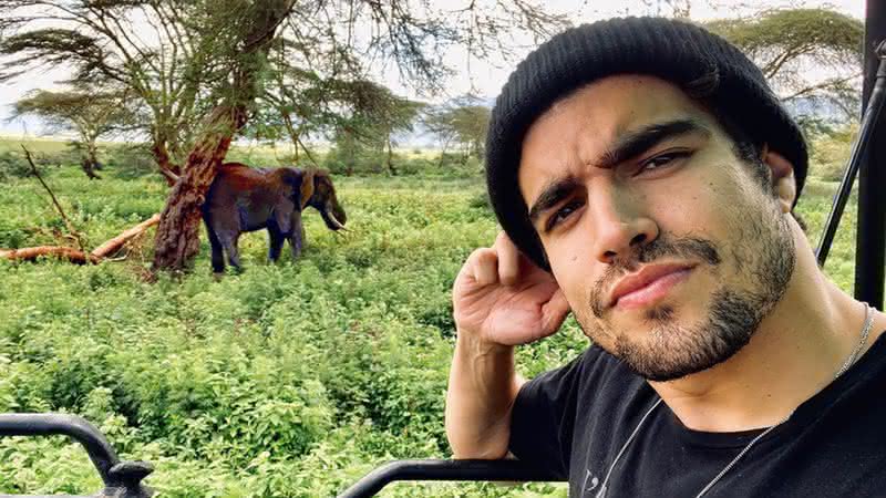 Pelo mundo! Caio Castro surge na beira do rio Ganges, Índia, e fãs comentam: "Essa viagem tá demais!" - Instagram