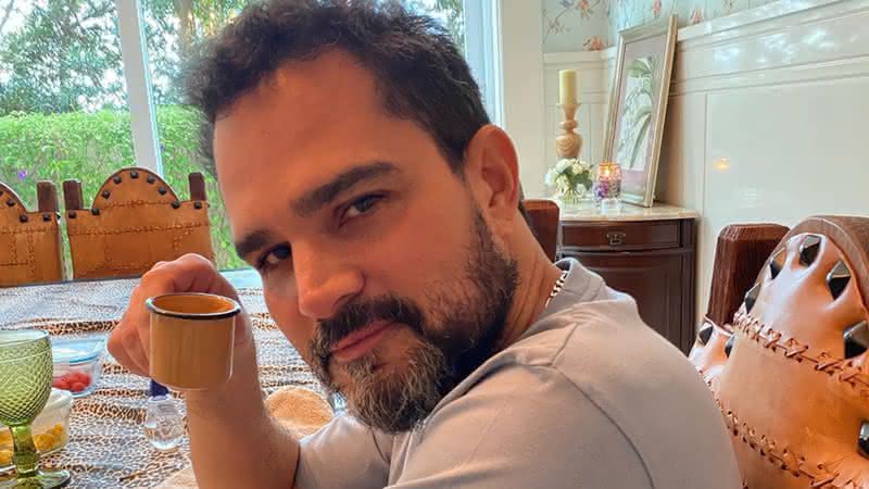 Luciano Camargo surge tomando café com leite em copo de requeijão - Instagram