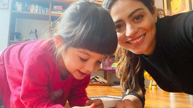 Carol Castro e a filha, Nina, brincando na quarentena. - Instagram