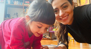 Carol Castro e a filha, Nina, brincando na quarentena. - Instagram