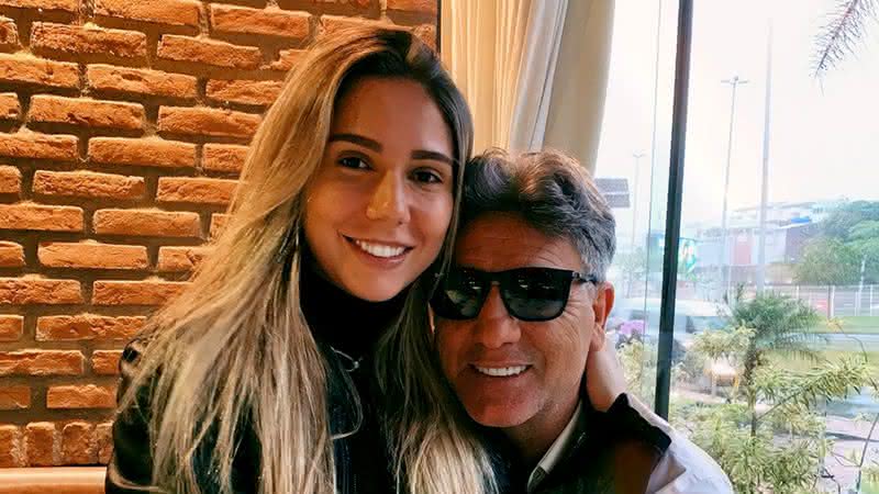 Carol Portaluppi exibe corpão definido e aproveita praia com o pai, Renato Gaúcho - Reprodução/ Instagram