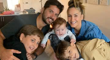 Claudia Leitte relembra música de sucesso ao brincar com filhos e marido: "Bola de Sabão" - Instagram