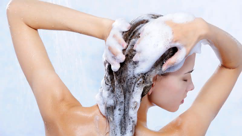 Shampoo antirresíduos: quando e como usar? - Freepik