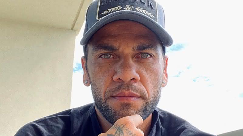 Em seu Instagram, Daniel Alves compartilhou clique no hospital e agradeceu as mensagens de carinho - Instagram