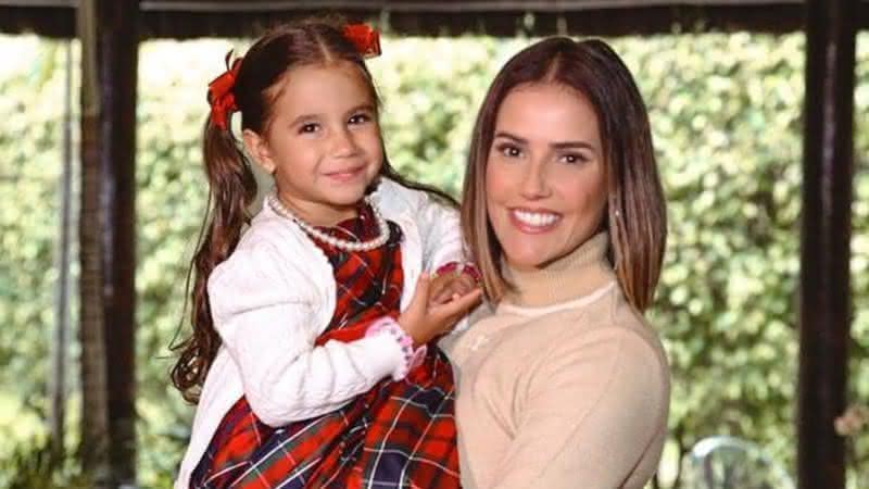 Deborah Secco mostra filha, Maria Flor, se divertindo com Papai Noel - Instagram