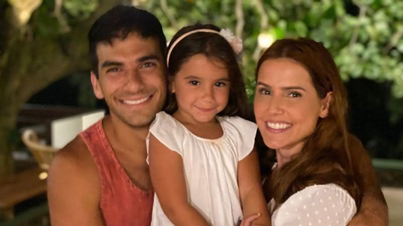 Em seu Instagram, Deborah Secco compartilhou clique fofo ao lado da filha e do marido e encantou os fãs - Instagram