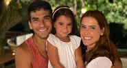 Em seu Instagram, Deborah Secco compartilhou clique fofo ao lado da filha e do marido e encantou os fãs - Instagram