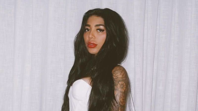 Irmã de Gabigol, Dhiovanna Barbosa exibe barriga chapada com blusa curtinha - Instagram