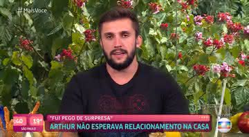 Ao vivo no 'Mais Você', Arthur comenta sobre relacionamento com Carla Diaz - Twitter