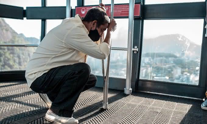 Zeca Pagodinho passou apertado para subir de bondinho o Morro da Urca - Twitter