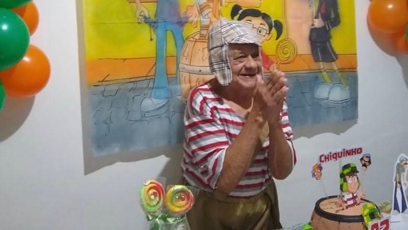 Idoso se fantasia de Chaves em aniversário de 92 anos e viraliza nas redes sociais - Reprodução/ Twitter