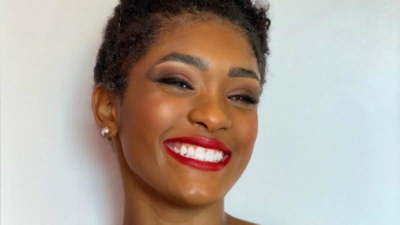 Erika Januza renova bronze na varanda de sua casa - Instagram