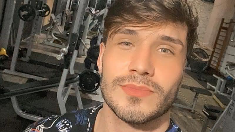 Lucas Viana posa só de sunga em cenário paradisíaco - Instagram