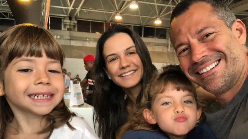 Kyra Cracie posa ao lado de Malvino Salvador e de filha mais velha e encanta - Instagram