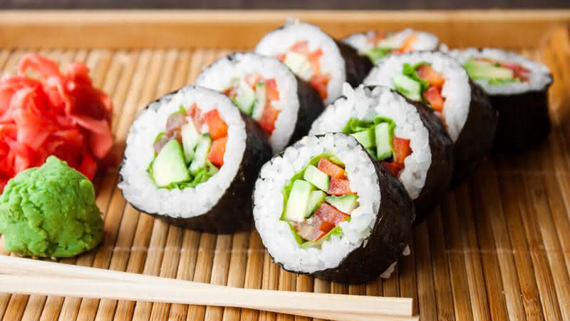 Sushi de pepino, tomate e alface (Imagem: Yuliia Holovchenko | Shutterstock)