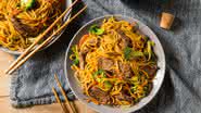 Yakisoba de carne (Imagem: Brent Hofacker | Shutterstock)