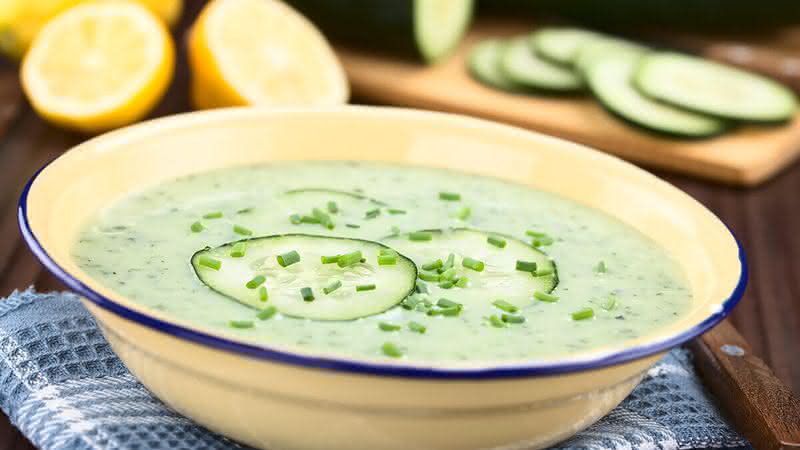 Sopa fria de pepino e castanha-de-caju (Imagem: Ildi Papp | Shutterstock)