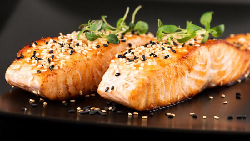 Salmão com crosta de gergelim (Imagem: Shutterstock)