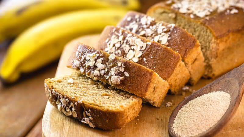 Bolo de banana com nozes e uva-passas (Imagem: Vladislav Noseek | Shutterstock)