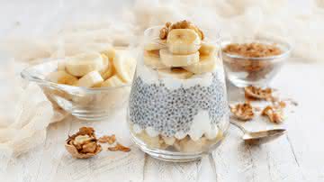 Pudim de chia com banana e nozes (Imagem: Katrinshine | ShutterStock)