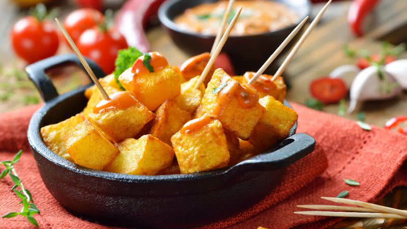 Batata rústica com molho picante (Imagem: Karl Allgaeuer | Shutterstock)