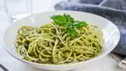 Macarrão ao molho pesto (Imagem: vanillaechoes | Shutterstock)