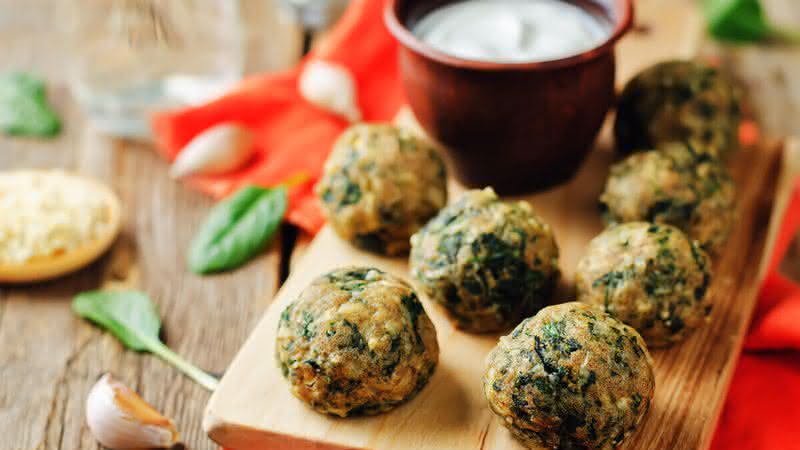 Bolinhos de espinafre (Imagem: Nataliya Arzamasova | Shutterstock)