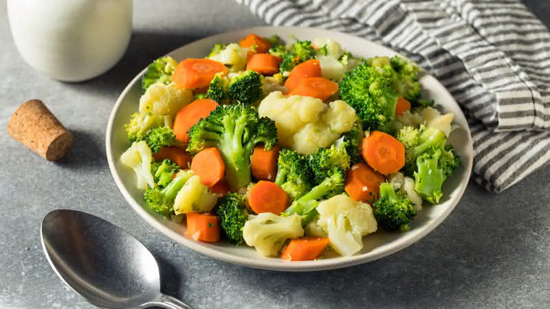 Salada de brócolis e couve-flor - Shutterstock