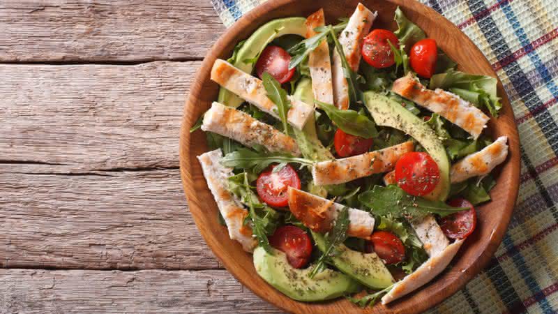 Salada de frango e abacate (Imagem: Sergii Koval | Shutterstock)