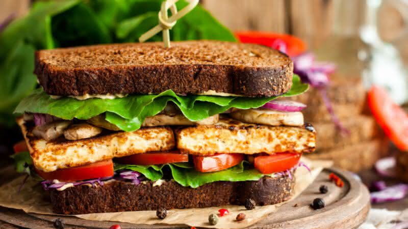 Feito a base de soja, tofu é um tipo de queijo rico em proteínas e nutrientes (Imagem: Yuliia Holovchenko | Shutterstok)