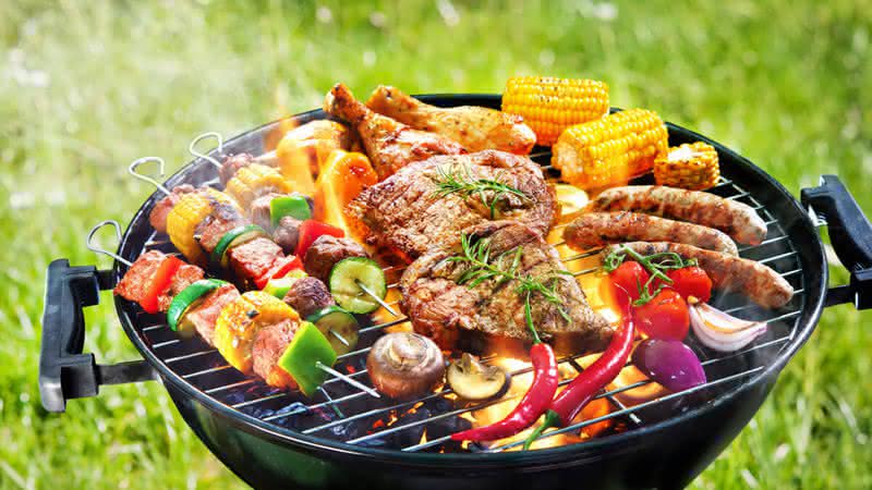 Na hora do preparo do churrasco, é importante escolher carnes de boa qualidade (Imagem: Alexander Raths | ShutterStock)