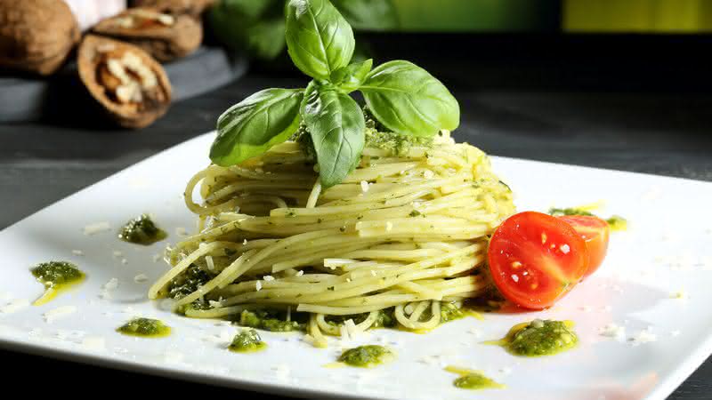 Espaguete ao molho pesto (Imagem: Denio109 | Shutterstock)