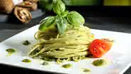 Espaguete ao molho pesto (Imagem: Denio109 | Shutterstock)