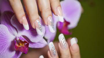 Cuidados com as unhas no verão devem ser redobrados para evitar bactérias (Imagem: Shutterstock)