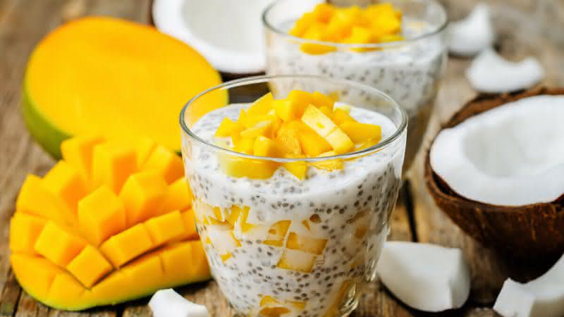 Pudim de chia com manga e coco (Imagem: Nataliya Arzamasova | Shutterstock)