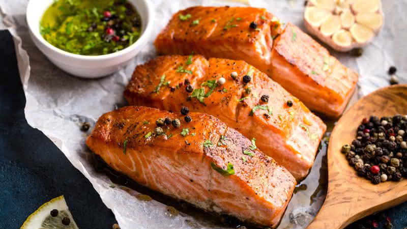 Salmão com limão e alho (Imagem: Elena Eryomenko | ShutterStock)