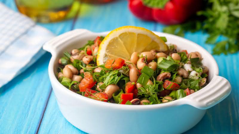 Salada de feijão-fradinho (Imagem: Esin Deniz | Shutterstock)