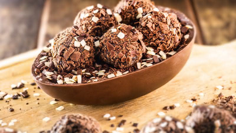 Ovo de Páscoa de colher com recheio de brigadeiro (Imagem: RHJPhtotos |  Shutterstock)