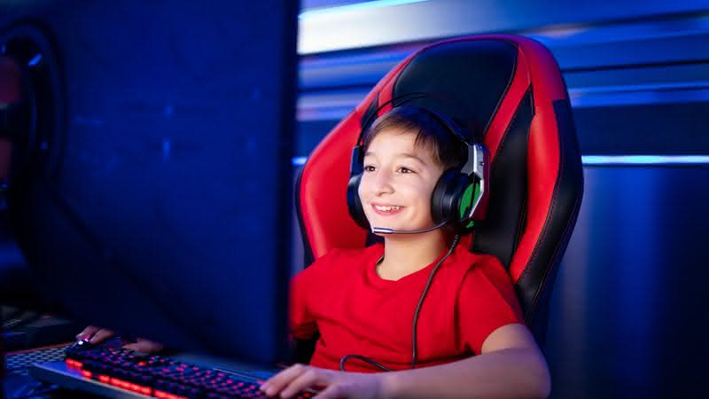 O vício em jogos pode ser prejudicial para a saúde mental e para o desenvolvimento infantil (Imagem: Aleksandar Malivuk | Shutterstock)