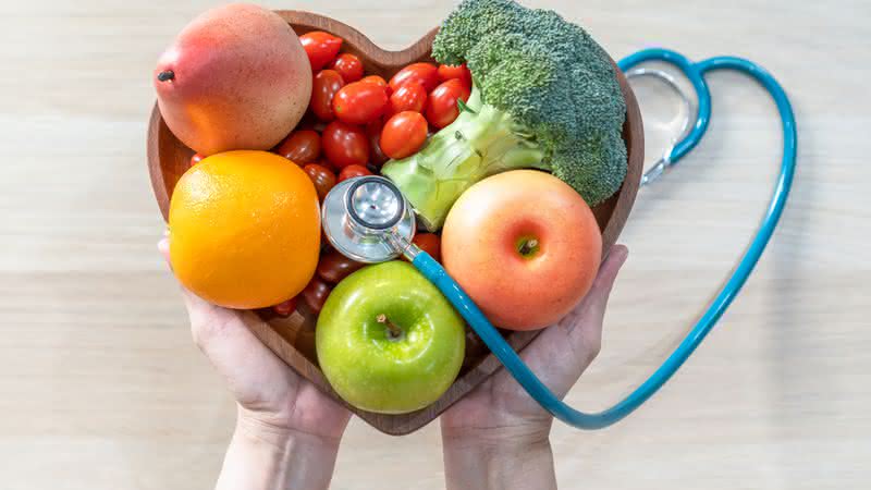 Conheça opções de alimentos saudáveis para consumir durante o dia (Imagem: Chinnapong | Shutterstock)