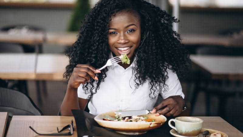 Comer a cada três horas é mais eficaz para perda de peso (Imagem: PH888 | Shutterstock)