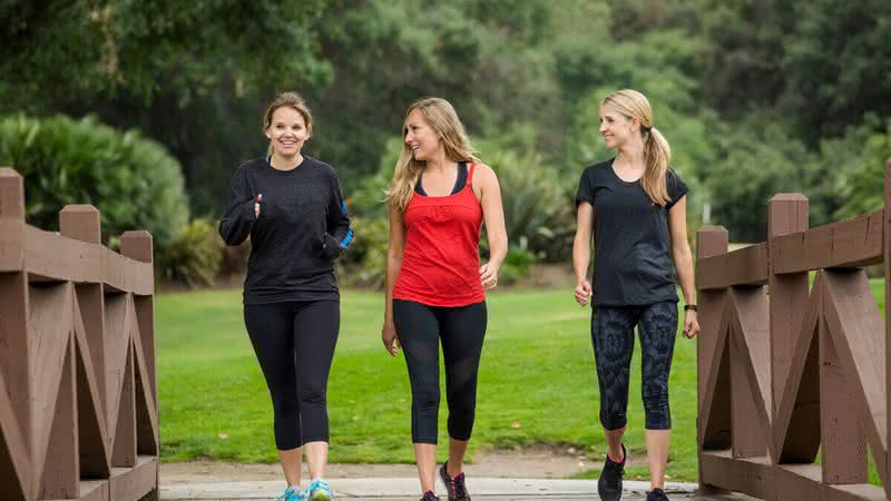 Caminhada é um bom exercício para eliminar peso (Imagem: Shutterstock)